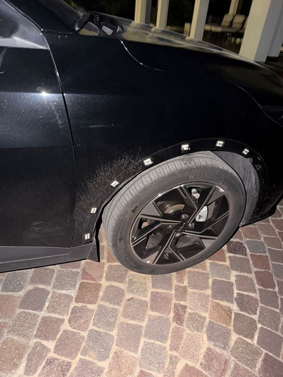 En proceso: Kia negra con la zona cubierta con papel y cinta, lista para pintar