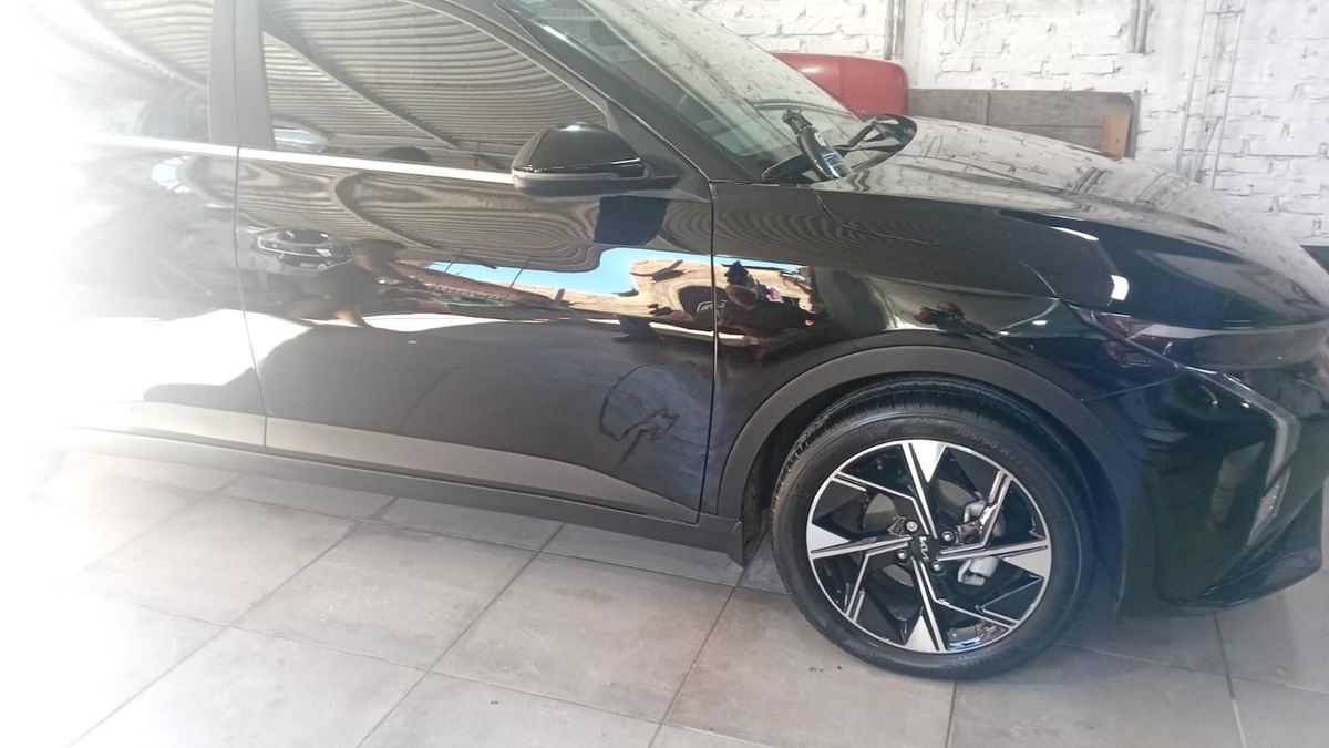 Después: Kia negra con la carrocería pareja y pintada