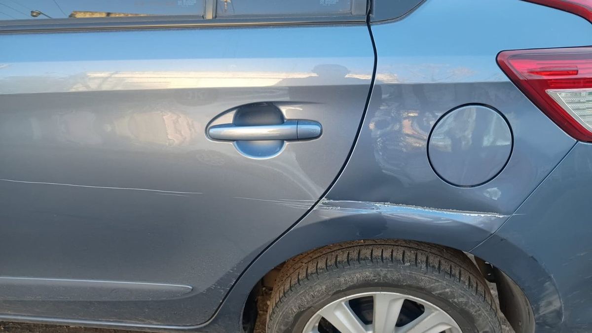 Antes: Toyota Yaris con un hundimiento en el cuarto trasero