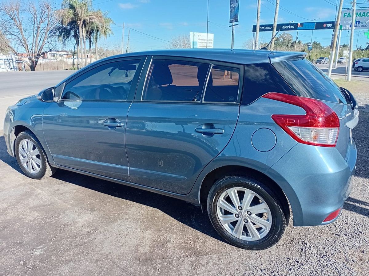 Terminado: el Toyota Yaris azul entero, con el lateral reparado