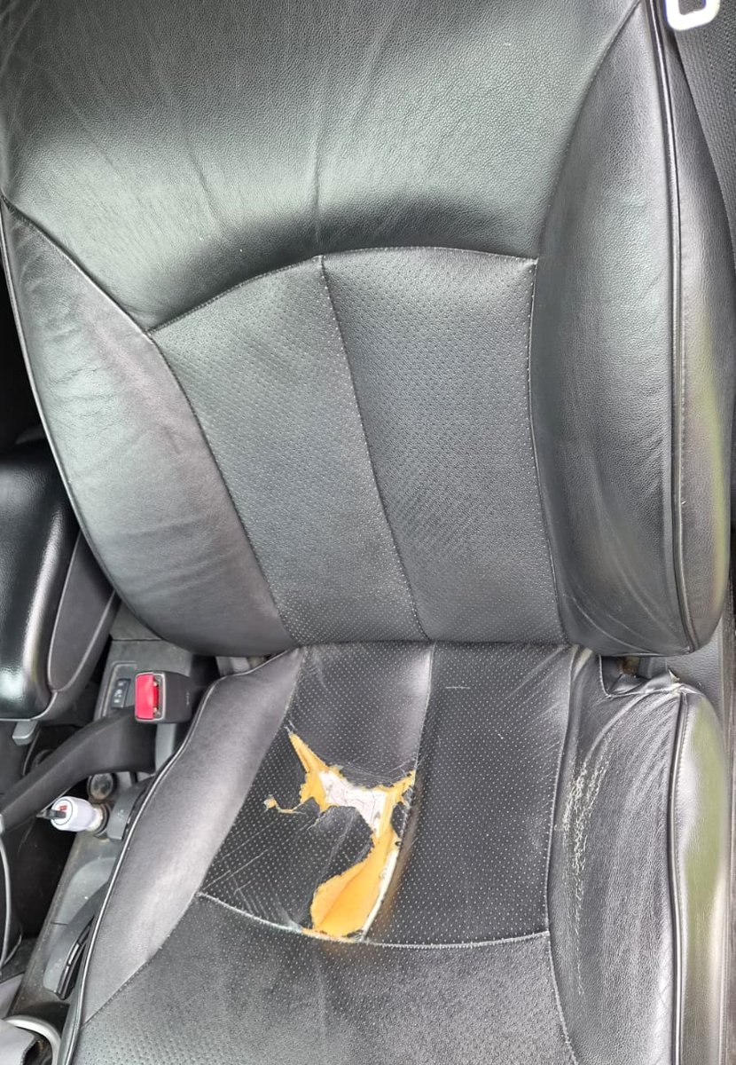 Antes: asiento del conductor de un Nissan Tiida con el cuero roto y la espuma a la vista