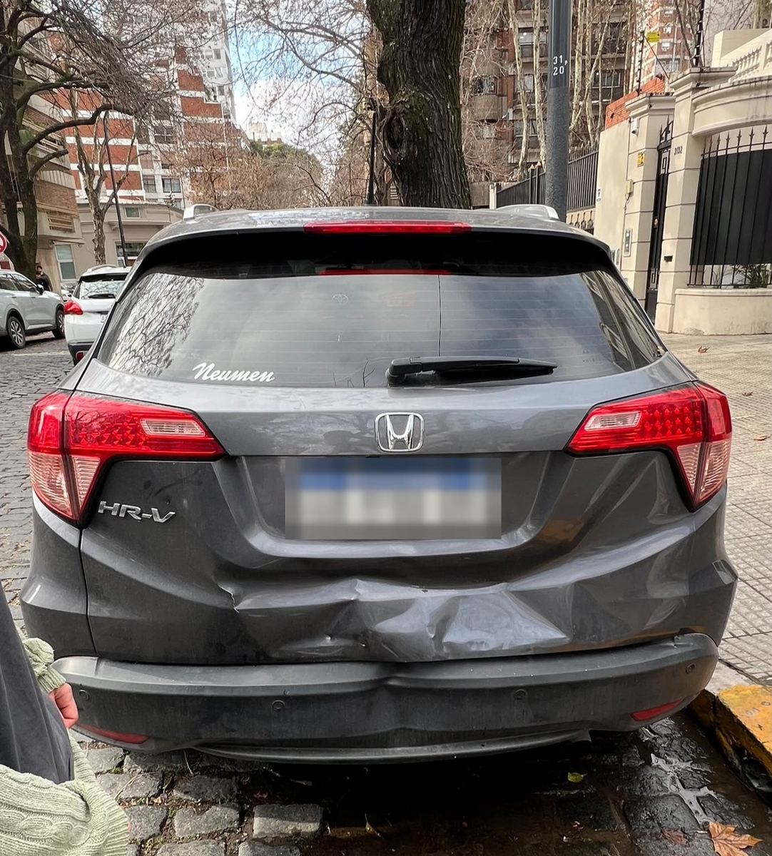 Antes: Honda HR-V blanca con la parte trasera hundida por un choque